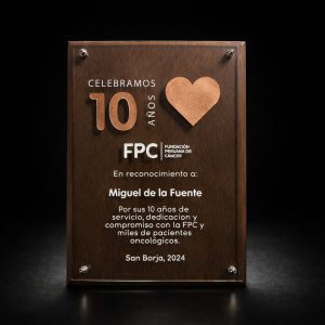 PLACA MADERA CON CRISTAL