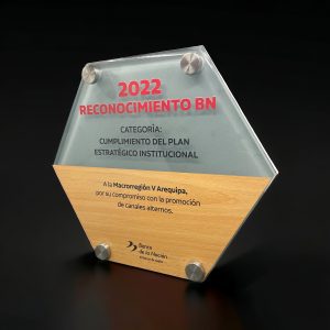 PLACA BN CRISTAL Y MADERA