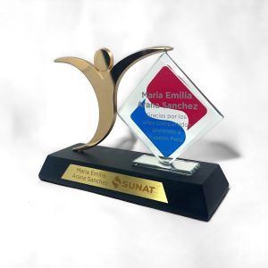 TROFEO SUNAT CRISTAL CON METAL